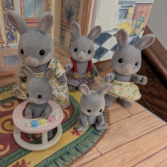 Calico Critters Bunny Family Of 5 - Picture 3 of 3